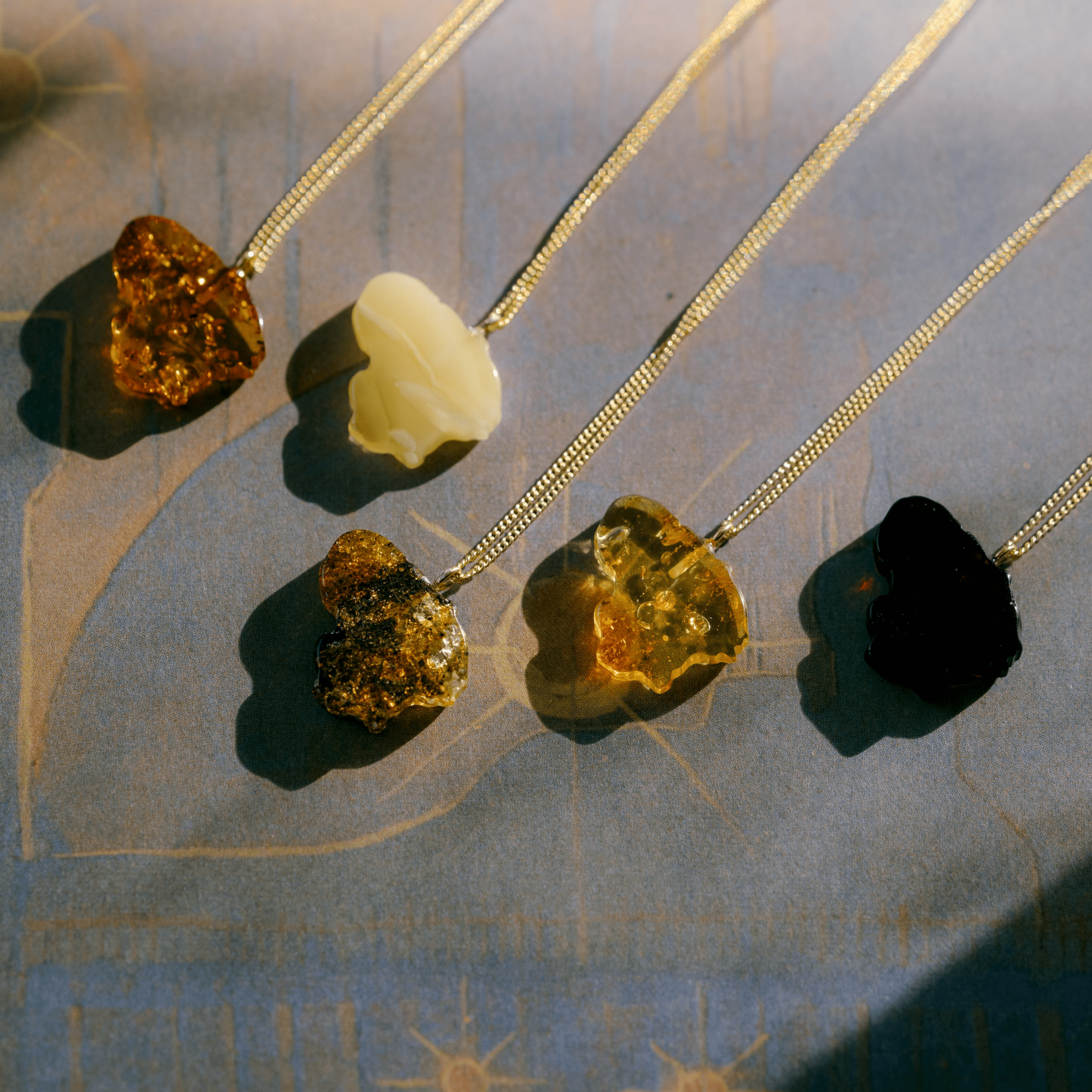 Gintarinis pakabukas "Lietuva"