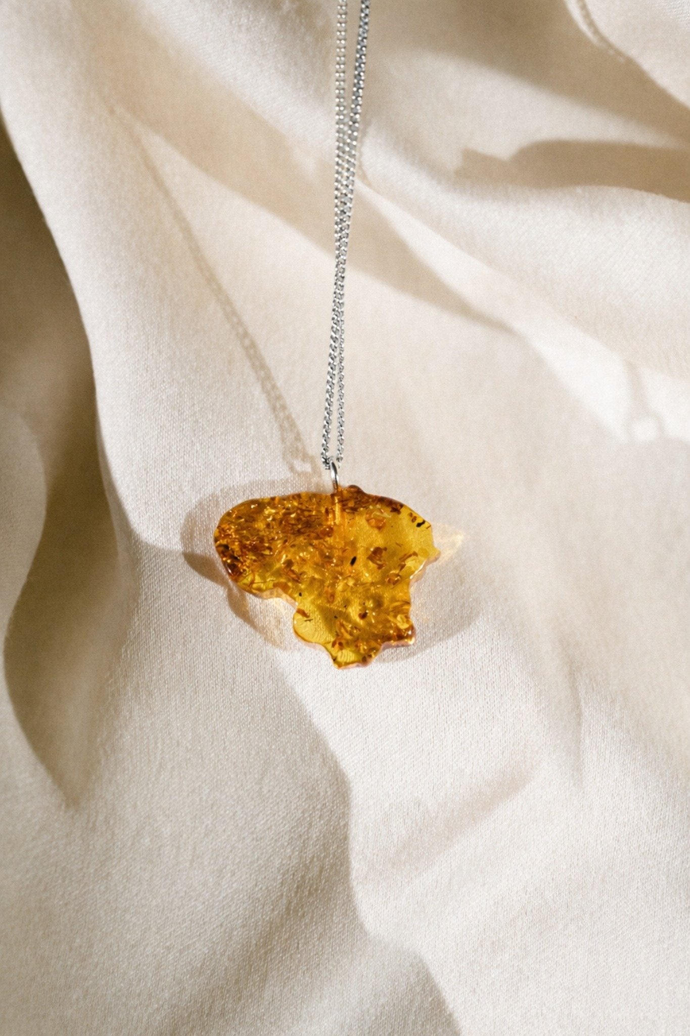 Gintarinis pakabukas "Lietuva"